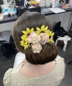 cheveux en chignon avec fleurs jaunes