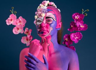 body painting sur femme avec des fleurs