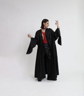 femme avec longue veste noire