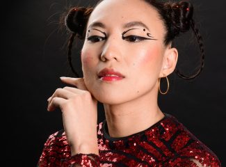femme asiatique avec maquillage des scène