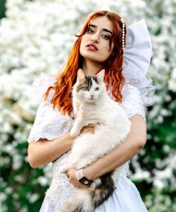 femme qui prends la pose avec un chat