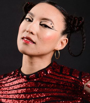 femme asiatique avec maquillage de spectacle